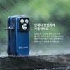 오라이트 Perun 3 Mini 블루 LED 전조등 USB-C 포트가 열린 상태로 빗속에서 IPX6 방수 성능을 발휘하는 모습