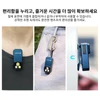 Olight Perun 3 Mini 블루 미니 플래시 라이트 옷깃 클립 체결 카라비너 연결 및 자석 부착 핸즈프리 다용도 사용 모습