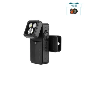 Olight 블랙 Oclip 2 Ultra Premium 다용도 클립 라이트의 조절 가능한 헤드와 견고한 클립 디테일로 야외 활동 및 비상용 조명에 적합한 모습