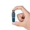 손가락으로 잡은 짙은 남색 오라이트 USB 충전 랜턴