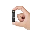 손가락에 잡힌 Olight 검정 Imini 2 손전등, 휴대용 초소형 조명으로 일상 사용에 적합