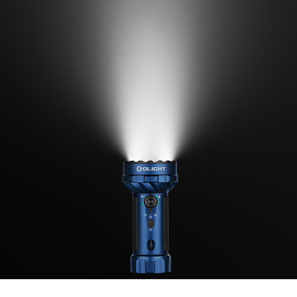 어두운 야외에서 강력한 흰색 라이트를 비추는 블루 컬러 Olight Marauder Mini 2 손전등 정면 모습
