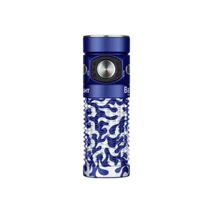 Olight Baton 4 한정판 블루색상 손전등 전면, 독특한 파란색과 흰색 패턴의 미끄럼 방지 그립, 강력한 조명 기능