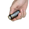 Olight 그레이 Baton 4 손전등 정면, 질감 있는 그립과 포켓 클립이 있는 강력한 EDC 손전등
