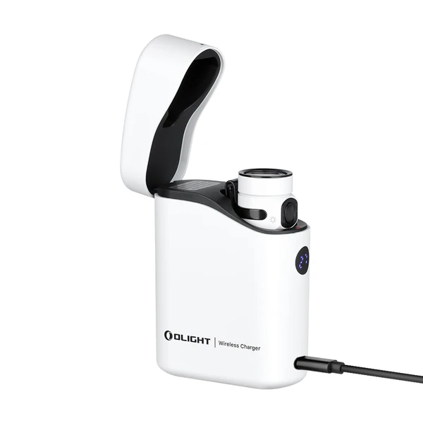 흰색 Olight 무선 충전기에서 휴대용 손전등 충전 중