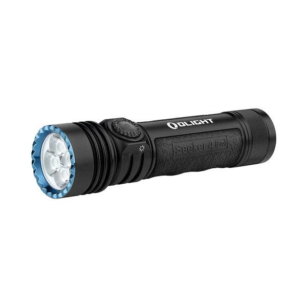 Olight Seeker 4 Pro 강력한 손전등, 흰색 배경에 검은색으로 질감 있는 그립과 휴대용 야외 조명 및 비상용으로 완벽한 파란색 베젤이 있는 전면 헤드 포함