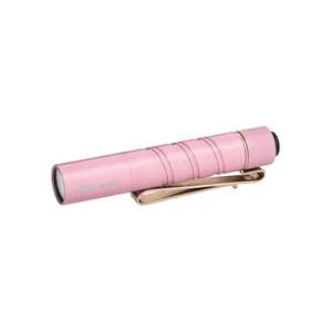 Olight 핑크 I3T 2 EDC 손전등은 포켓 클립이 있는 측면에서 본 모습으로, 일상 휴대용으로 이상적입니다.