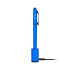 충전 케이블이 연결된 파란색 펜형 손전등의 클로즈업 샷.
