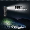 Olight Perun 3 Mini 손전등의 빛이 어두운 야외 환경에서 155m까지 비추는 모습