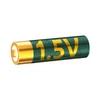 흰색 배경에 녹색 AA 1.5V 리튬 이온 배터리