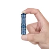 Olight 네이비 블루 I3E EOS 손에 쥐어진 모습 열쇠고리 디자인 휴대성 좋은 일상용 플래시라이트