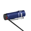 Olight 파란색 Baton 4 손전등은 질감이 있는 손잡이와 충전 케이블이 연결된 측면 뷰를 제공하여 일상적인 휴대용 조명에 적합합니다.