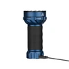Olight 파란색 Marauder Mini 2 휴대용 플래시라이트 충전 중인 모습, 야외 활동에 적합