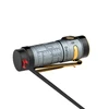 Olight 그레이 Baton 4 측면 뷰, 충전 중인 휴대용 LED 손전등