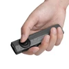 Olight ArkPro 그레이 측면, 손에 쥐어진 모습, 스위치와 질감 있는 표면 디테일, 일상 휴대용 조명