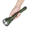 Olight Javelot Turbo 2 그린 색상의 손전등을 손에 쥐고 있는 모습으로, 장거리 조명에 적합합니다.