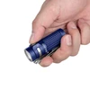 Olight Blue Baton 4 미니 손전등, 손에 쥐고 있는 모습, 질감 있는 그립, 일상 휴대 및 비상용
