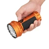 주황색 Olight Marauder Mini 손전등을 손에 쥐고 있는 모습