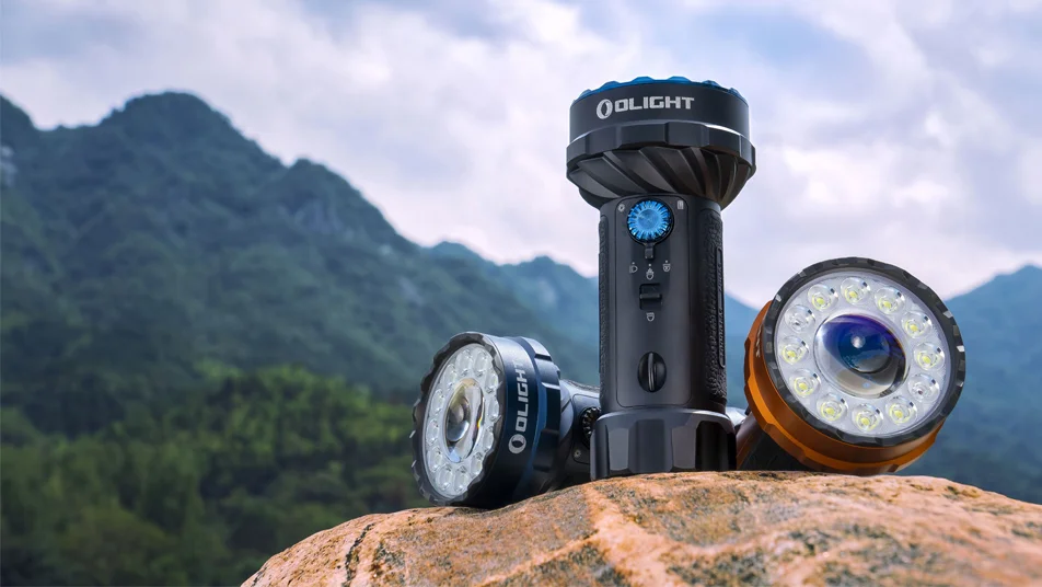 산 배경 바위 위 Olight 강력 아웃도어 LED 플래시라이트