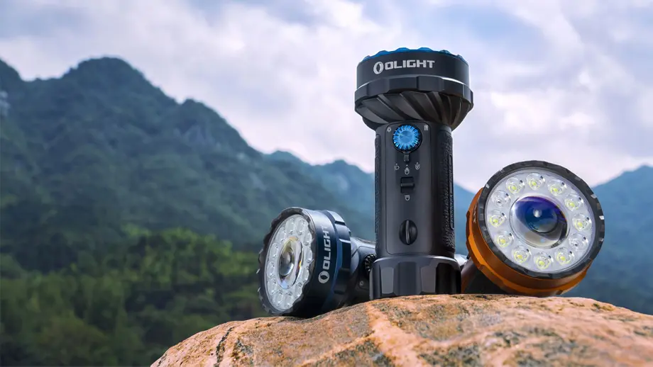 산 배경 바위 위 Olight 강력 아웃도어 LED 플래시라이트