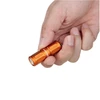 Olight 오렌지색 I1R 2 Pro 후레쉬 손으로 잡은 모습, EDC 휴대용 조명