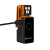 오라이트 Olight Orange Oclip 2 Ultra Premium 미니 클립 라이트가 전용 충전 도크에 연결되어 USB-C 케이블로 배터리를 충전하는 모습
