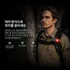 야간 야외 활동 중 배낭 어깨끈에 빨간색 LED 안전 표시등을 부착하고 서 있는 남성의 모습과 제품의 4가지 신호 모드 설명 이미지